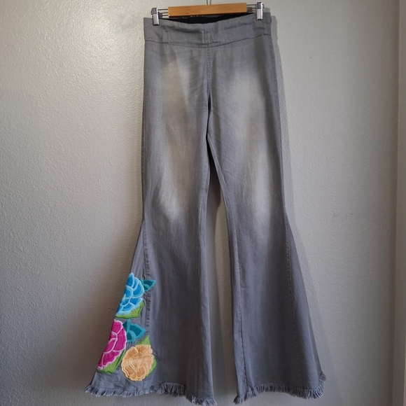 💖 Judith March Embroidered Vintage Gray Flare Pull On Jeans Floral Accents Sz L - Picture 2 of 10